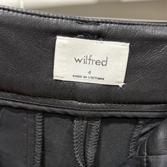 Aritzia Wilfred Effortless Short 5” faux vegan leather - Picture 4 of 5